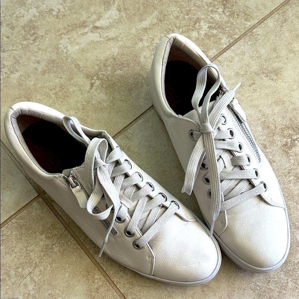 NWOB MUNRO TILLY SNEAKER IN WHITE LEATHER SIZE 9.5